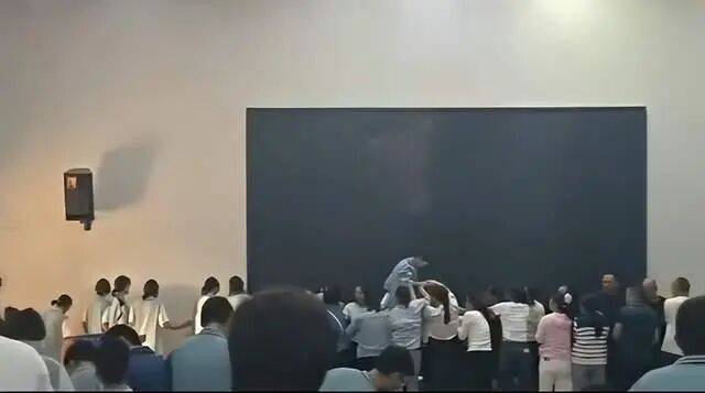 家长们跪成一排<strong></p>
<p>十部委虚拟币</strong>，学生蒙眼从背上踩过？教育局回应河南一中学举办活动引热议：正调查处理