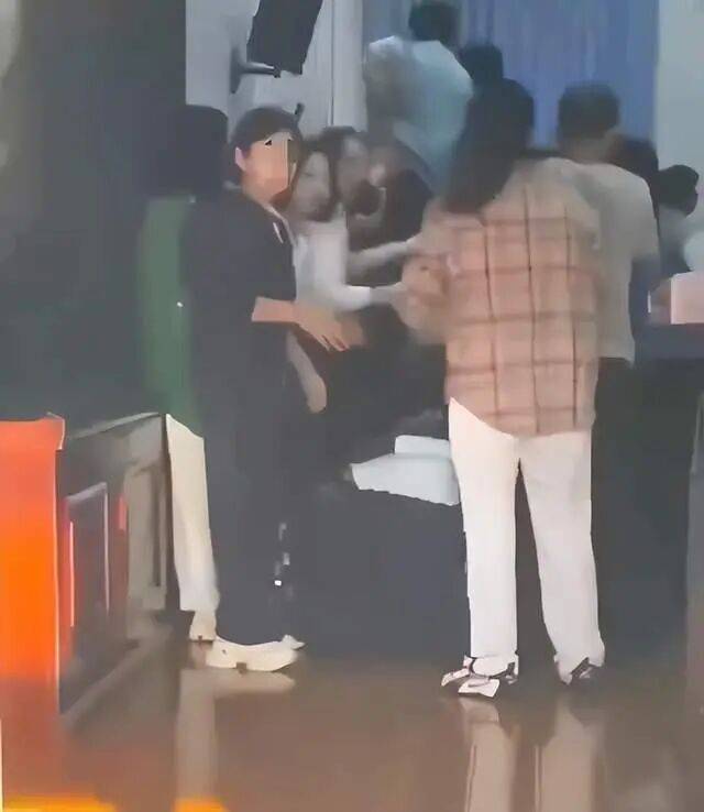 家长们跪成一排<strong></p>
<p>十部委虚拟币</strong>，学生蒙眼从背上踩过？教育局回应河南一中学举办活动引热议：正调查处理