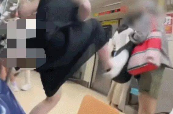 73岁老太地铁逼年轻人让座<strong></p>
<p>十部委虚拟币</strong>，被一脚踹飞！次日在超市闹事被捕，一查竟是通缉犯！