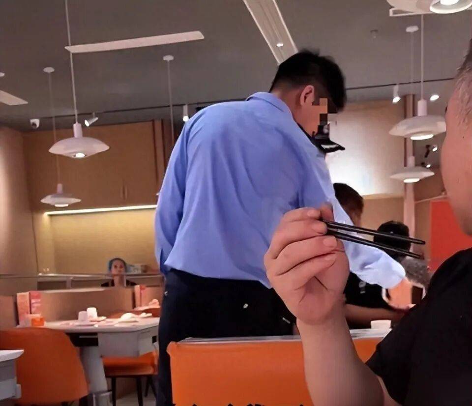 小伙和女友餐厅吃饭<strong></p>
<p>以后如何交易虚拟币</strong>，被民警赶来戴铐带走；警方回应：其女友与一离家女孩“撞脸”，错抓已道歉