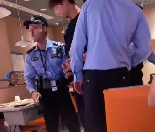 小伙和女友餐厅吃饭<strong></p>
<p>以后如何交易虚拟币</strong>，被民警赶来戴铐带走；警方回应：其女友与一离家女孩“撞脸”，错抓已道歉