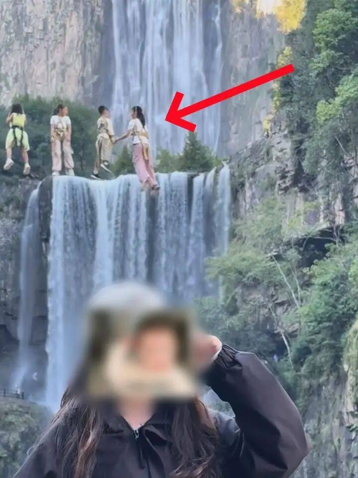 女生瀑布前拍视频<strong></p>
<p>以后如何交易虚拟币</strong>，空中突然飘来一排人