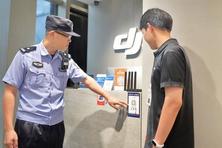 突然群发<strong></p>
<p>公司从事虚拟币开发</strong>！大批上海市民收到警方短信！全市爆火网红已被锁定...有爸爸因孩子违规被罚款