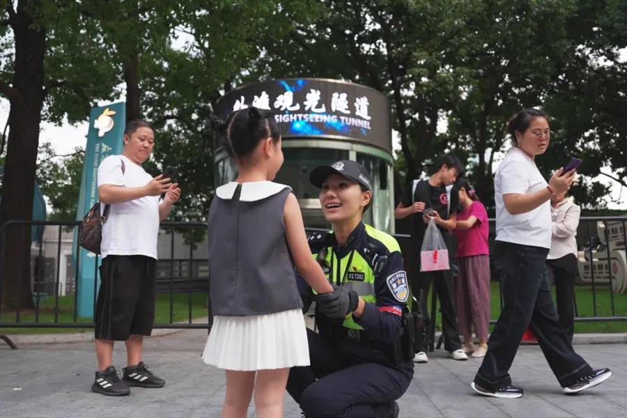 上海外滩“最美女警”被盯上！为了拍她<strong></p>
<p>虚拟币奇迹币</strong>，有人连续蹲守几天