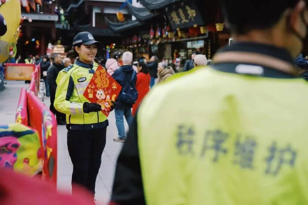 上海外滩“最美女警”被盯上！为了拍她<strong></p>
<p>虚拟币奇迹币</strong>，有人连续蹲守几天