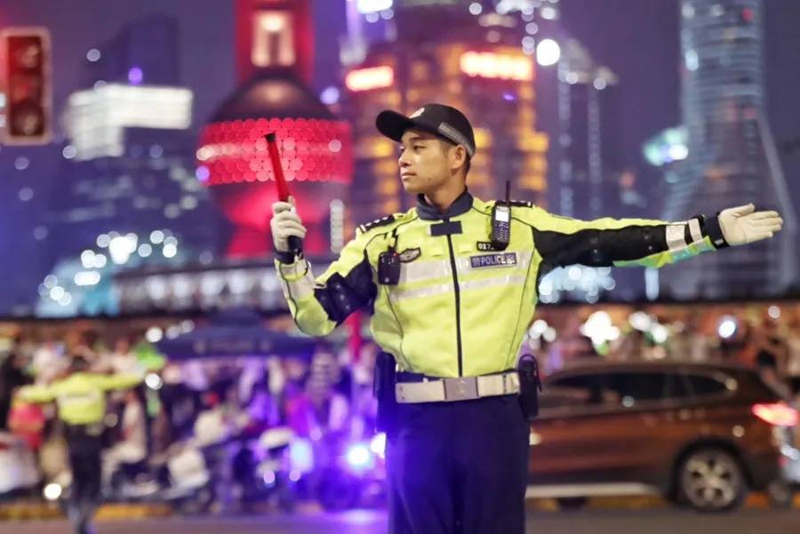 上海外滩“最美女警”被盯上！为了拍她<strong></p>
<p>虚拟币奇迹币</strong>，有人连续蹲守几天