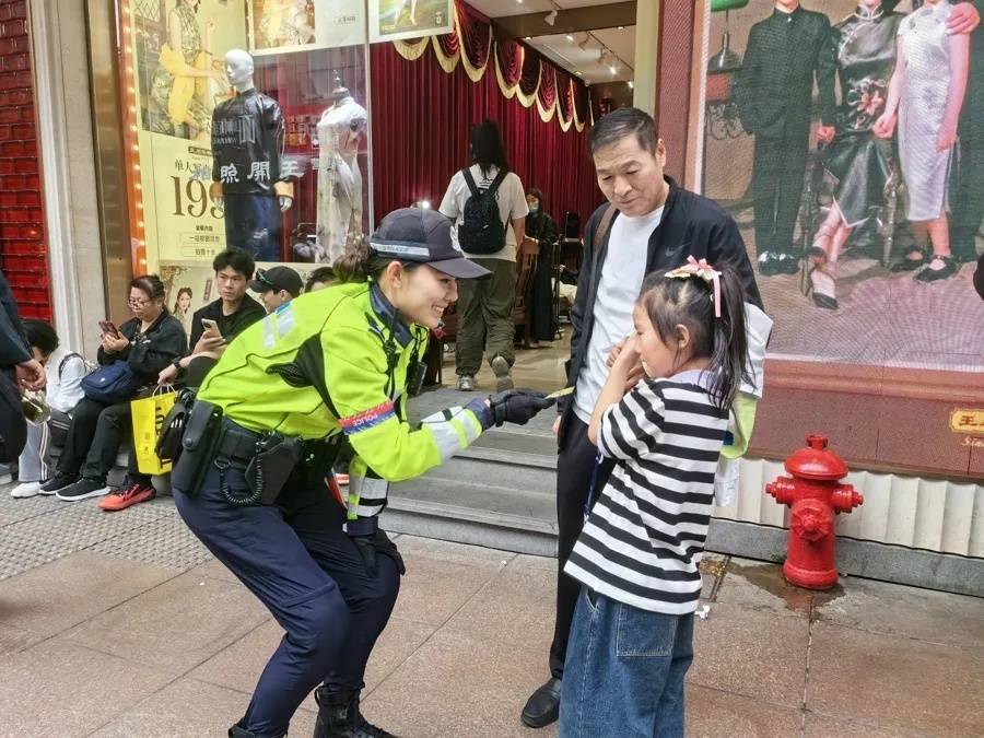 上海外滩“最美女警”被盯上！为了拍她<strong></p>
<p>虚拟币奇迹币</strong>，有人连续蹲守几天
