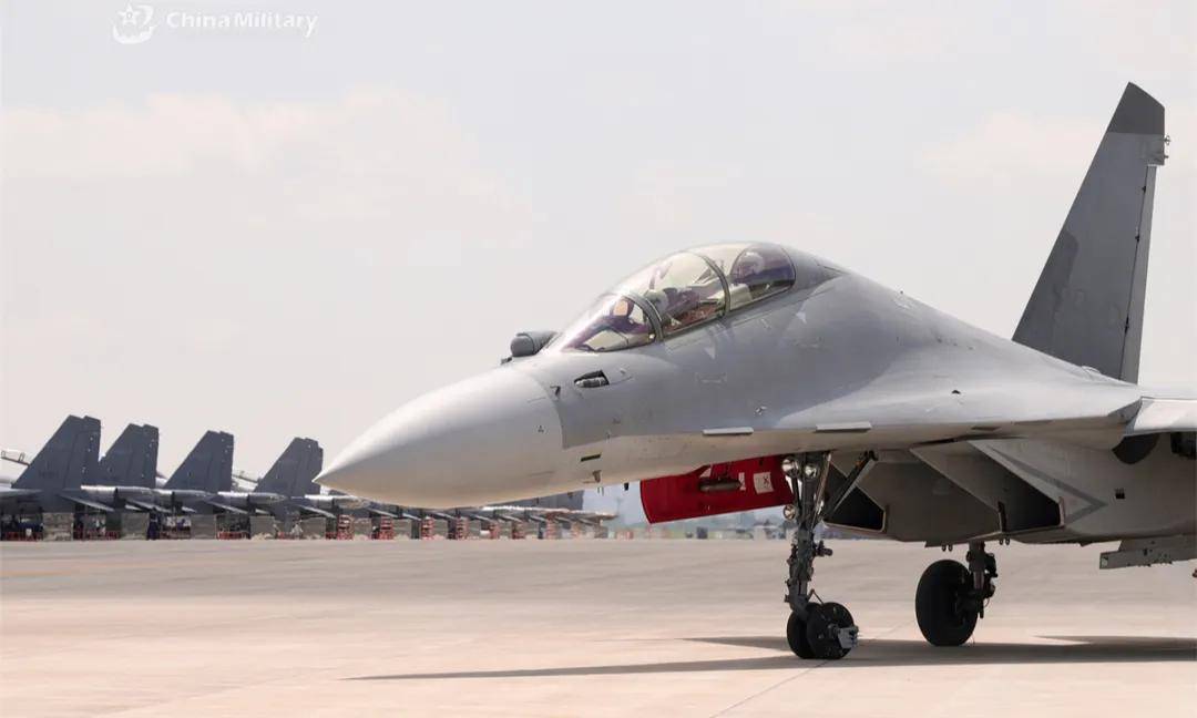 央视官宣:歼-16可挂载副油箱<strong></p>
<p>虚拟币黄白线代表什么</strong>!网友:航程加到7000公里有必要?