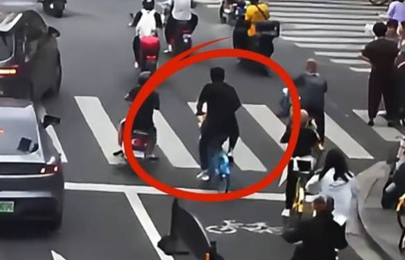 看着都疼<strong></p>
<p>虚拟币黄白线</strong>！上海街头一男子突然求助：10岁女儿被死死卡住！这个行为太危险→