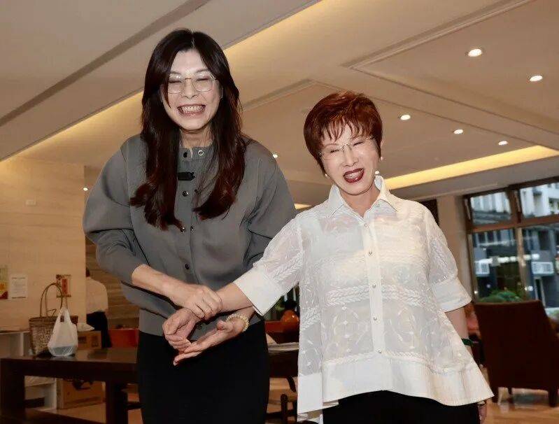 到底支持谁当党主席？当着郑丽文的面<strong></p>
<p>快手直播送礼物</strong>，洪秀柱说出了自己的答案