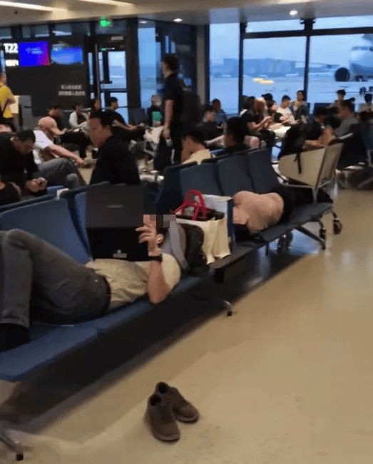 2名外国人在上海虹桥国际机场候机室躺卧<strong></p>
<p>快手直播送礼物</strong>，占用6个座位，机场回应