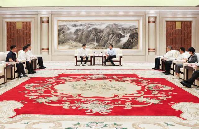 王兴兴回老家<strong></p>
<p>快手直播送礼物</strong>，与市长畅谈，还与市政府签了战略合作协议
