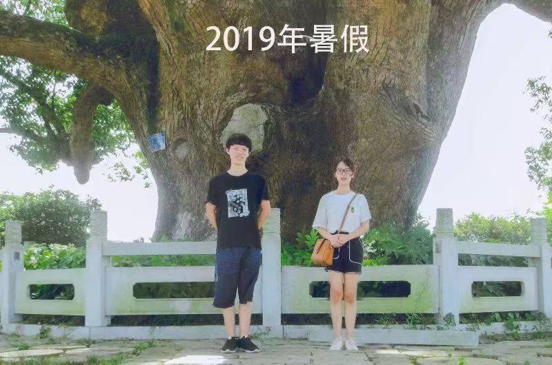 岳阳情侣连续9年在家乡千年古樟树下合影<strong></p>
<p>快手直播送礼物</strong>，今年国庆终修正果：希望爱情像古树一样长久