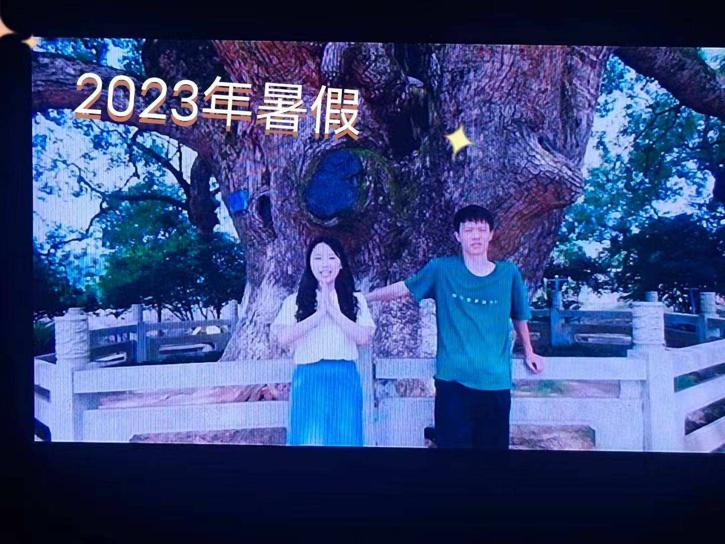 岳阳情侣连续9年在家乡千年古樟树下合影<strong></p>
<p>快手直播送礼物</strong>，今年国庆终修正果：希望爱情像古树一样长久