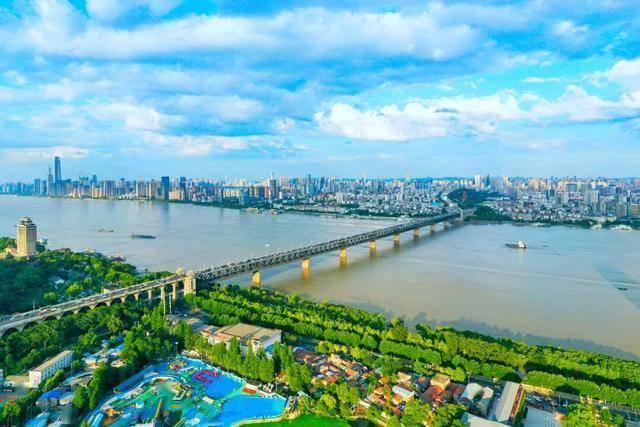 今天是她68岁生日<strong></p>
<p>快手直播送礼物</strong>，武汉人：不准退休！