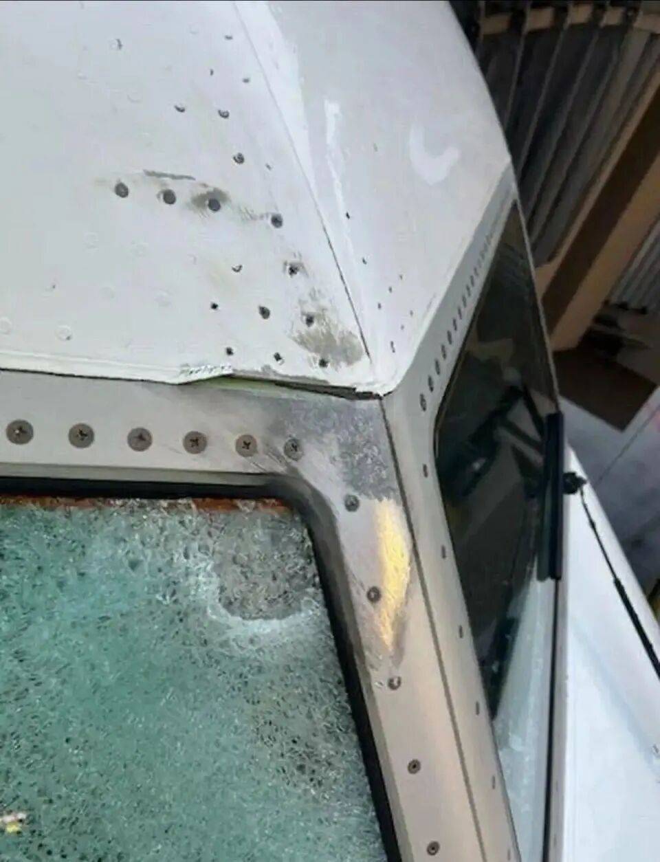 美客机驾驶舱风挡玻璃破裂<strong></p>
<p>虚拟币断网</strong>，自万米高空紧急备降！机上共140人，资深机长：或被陨石或卫星残骸撞击