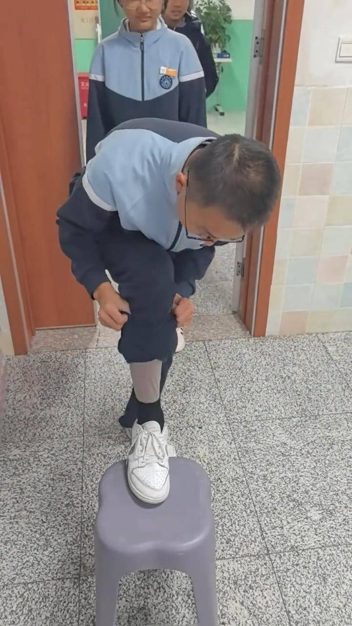 长春一班主任课前让学生排队受检“是否穿秋裤”<strong></p>
<p>虚拟币断网</strong>，网友点赞：以后你会感谢老师