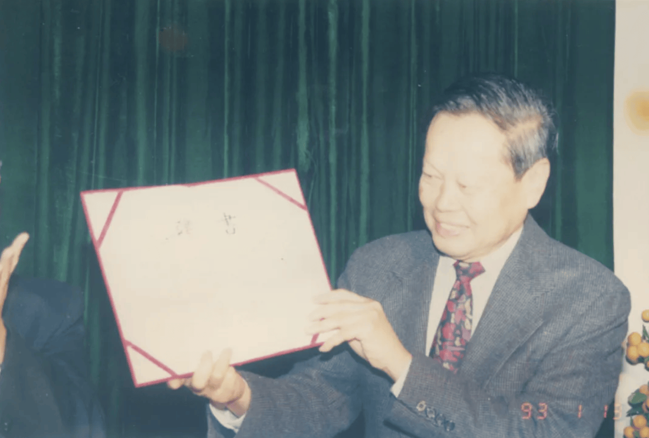 杨振宁为什么连续32年担任东莞理工学院名誉校长<strong></p>
<p>虚拟币断网</strong>？