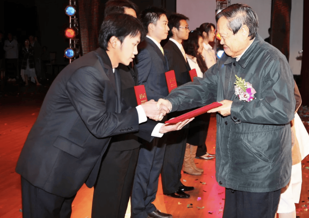 杨振宁为什么连续32年担任东莞理工学院名誉校长<strong></p>
<p>虚拟币断网</strong>？