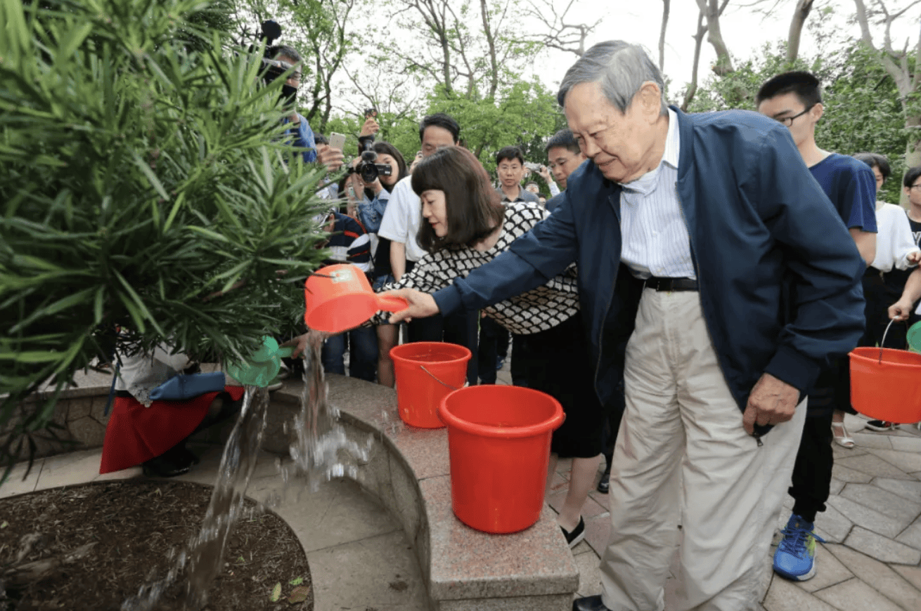 杨振宁为什么连续32年担任东莞理工学院名誉校长<strong></p>
<p>虚拟币断网</strong>？