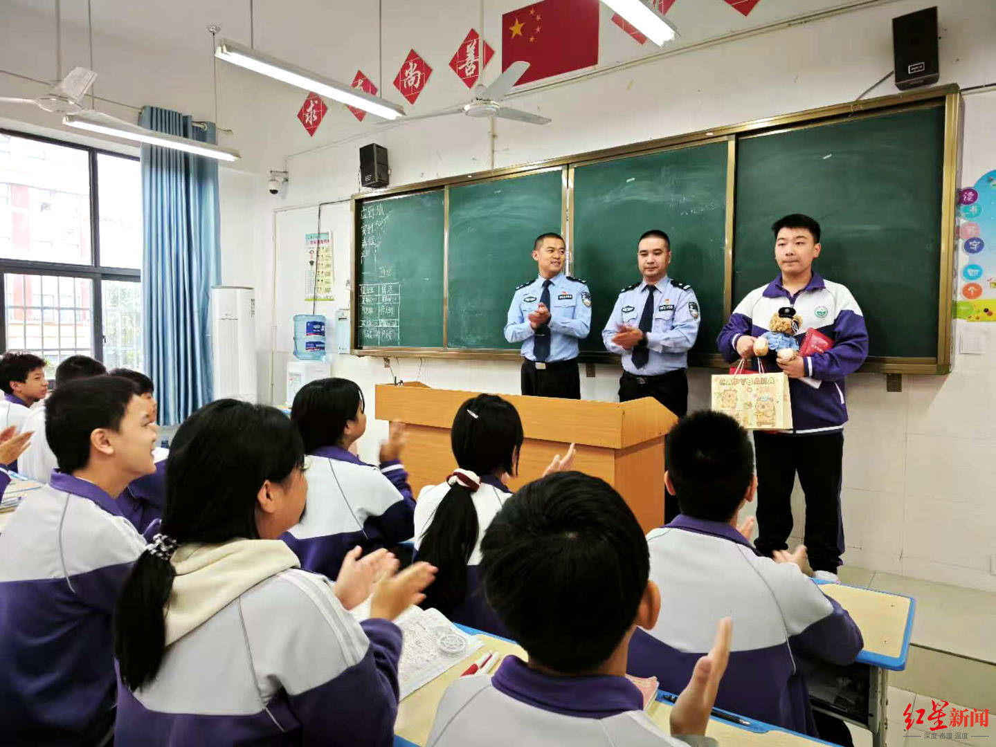 初二男生捡到1.4万余元现金<strong></p>
<p>国家虚拟人民币</strong>，淡定拍视频后报警物归失主，民警送“奖”到校园