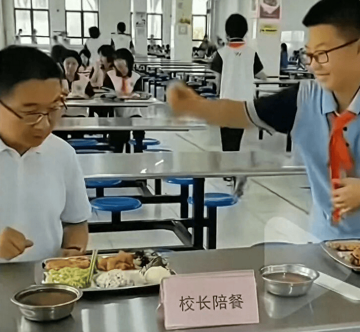 因“被学生抢鸡排”走红的校长病逝<strong></p>
<p>币安怎么样虚拟币充话费</strong>，其子：月初刚做心血管手术，约千人赶来送最后一程