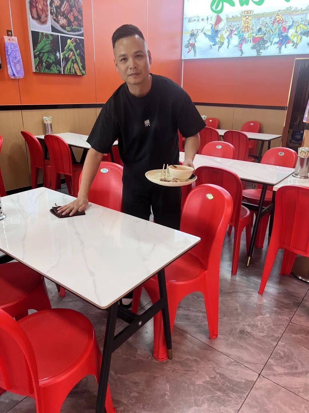 小伙到广州一猪脚饭店吃免费“2号餐”<strong></p>
<p>虚拟币的经营模式</strong>，突然跪地道谢，老板娘：以后要吃饭就直接过来