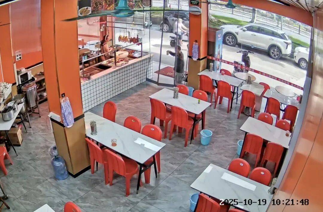 小伙到广州一猪脚饭店吃免费“2号餐”<strong></p>
<p>虚拟币的经营模式</strong>，突然跪地道谢，老板娘：以后要吃饭就直接过来