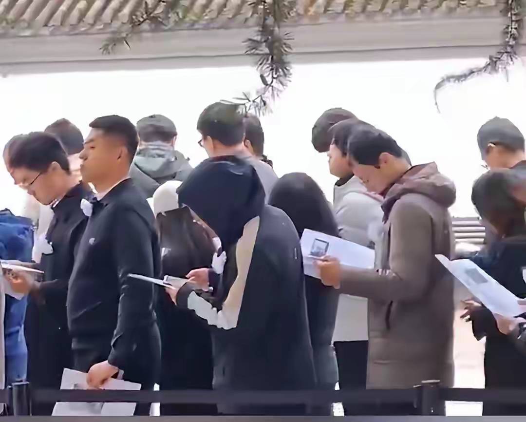 杨振宁追悼会很隆重<strong></p>
<p>招聘虚拟币运营</strong>,大儿子未现身,翁帆站家属首位,样子很憔悴