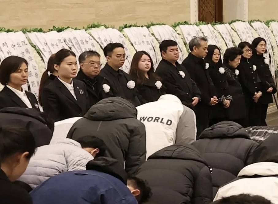 杨振宁追悼会很隆重<strong></p>
<p>招聘虚拟币运营</strong>,大儿子未现身,翁帆站家属首位,样子很憔悴