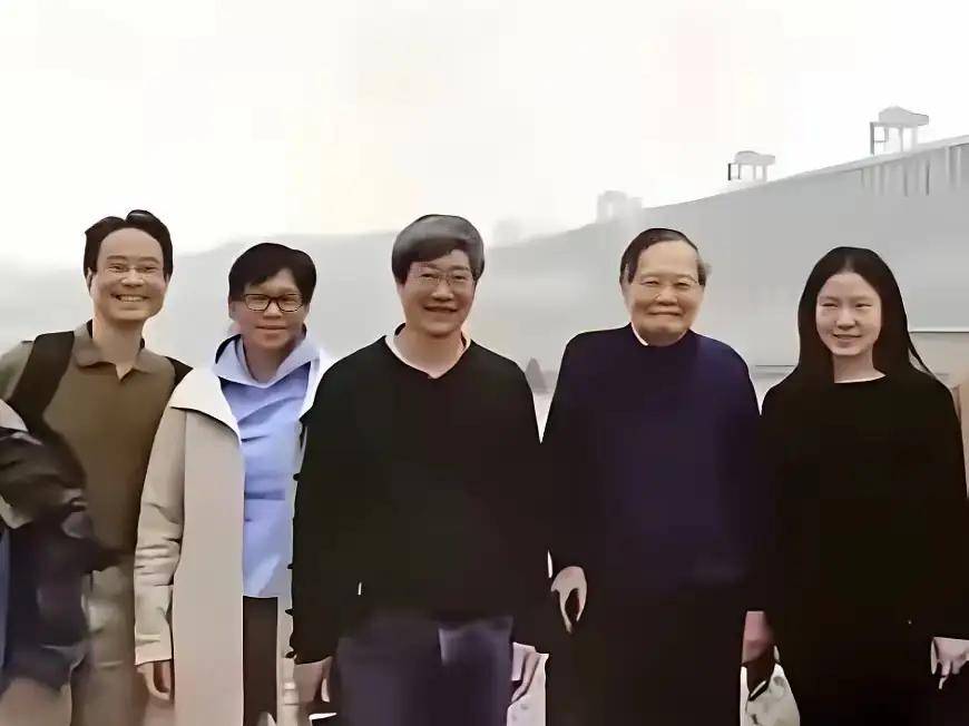 杨振宁追悼会很隆重<strong></p>
<p>招聘虚拟币运营</strong>,大儿子未现身,翁帆站家属首位,样子很憔悴