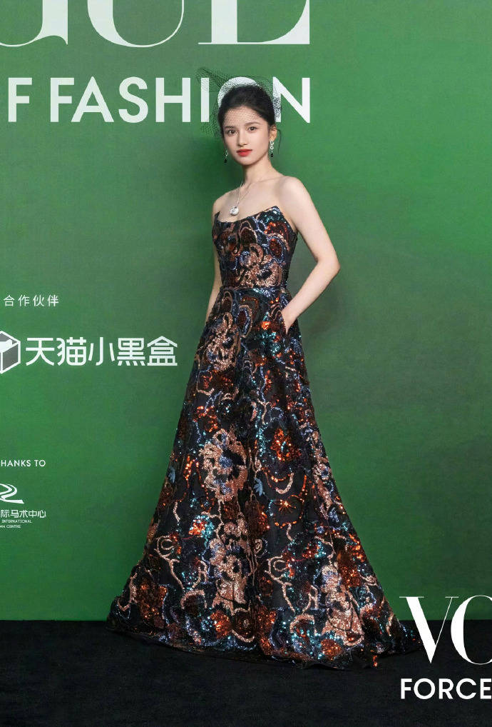 刘亦菲头顶满天星、周冬雨大胆透视装、杨幂顶级高定...VOGUE红毯谁赢了<strong></p>
<p>招聘虚拟币运营</strong>？