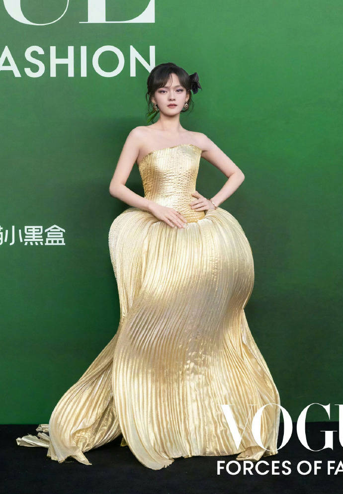 刘亦菲头顶满天星、周冬雨大胆透视装、杨幂顶级高定...VOGUE红毯谁赢了<strong></p>
<p>招聘虚拟币运营</strong>？