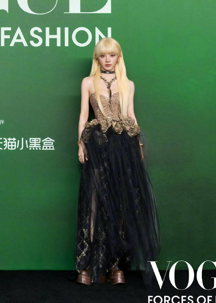 刘亦菲头顶满天星、周冬雨大胆透视装、杨幂顶级高定...VOGUE红毯谁赢了<strong></p>
<p>招聘虚拟币运营</strong>？