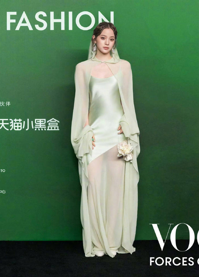 刘亦菲头顶满天星、周冬雨大胆透视装、杨幂顶级高定...VOGUE红毯谁赢了<strong></p>
<p>招聘虚拟币运营</strong>？