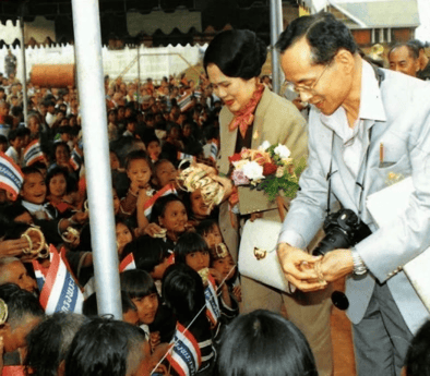 泰国王太后诗丽吉去世<strong></p>
<p>雷达币四虚拟货币</strong>,留下19顶奢华王冠和她的传奇一生