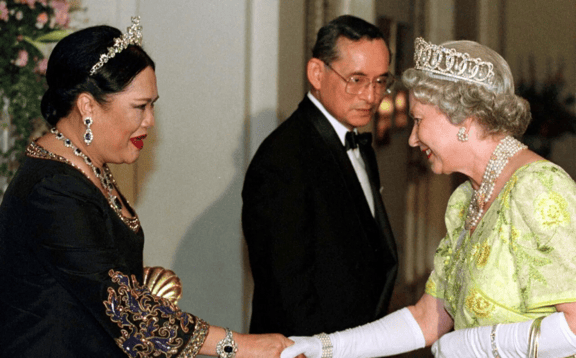 泰国王太后诗丽吉去世<strong></p>
<p>雷达币四虚拟货币</strong>,留下19顶奢华王冠和她的传奇一生