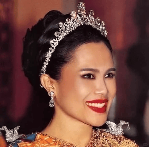 泰国王太后诗丽吉去世<strong></p>
<p>雷达币四虚拟货币</strong>,留下19顶奢华王冠和她的传奇一生