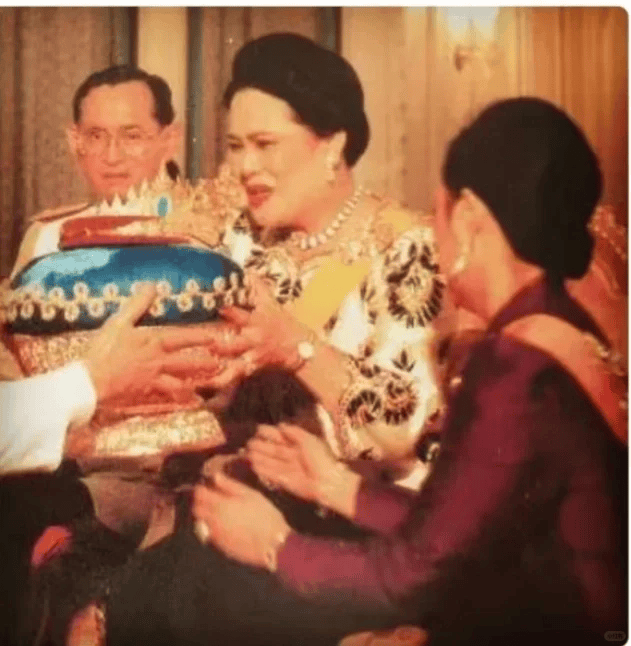 泰国王太后诗丽吉去世<strong></p>
<p>雷达币四虚拟货币</strong>,留下19顶奢华王冠和她的传奇一生