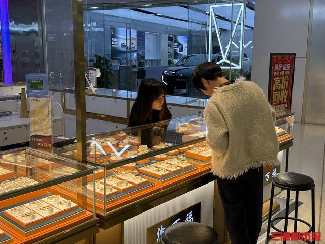 大盘金价跌破900元/克<strong></p>
<p>虚拟币</strong>,长沙市场“销售热”与“回收潮”并行