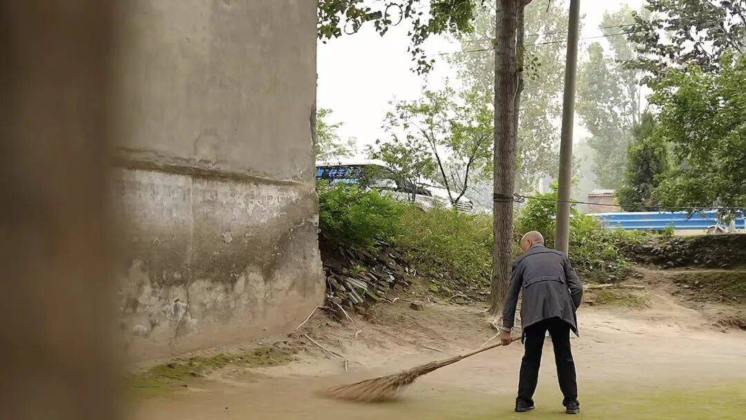 河南66岁大爷500平院子凭 “极致干净” 成网红打卡点<strong></p>
<p>虚拟币</strong>,网友来时他满脸笑容带进参观