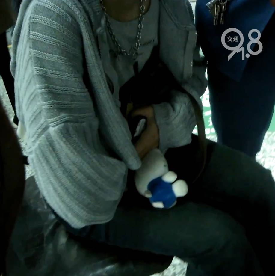 杭州地铁内<strong></p>
<p>zak币虚拟币</strong>,女乘客突然崩溃大哭!紧接着……这一幕被拍下