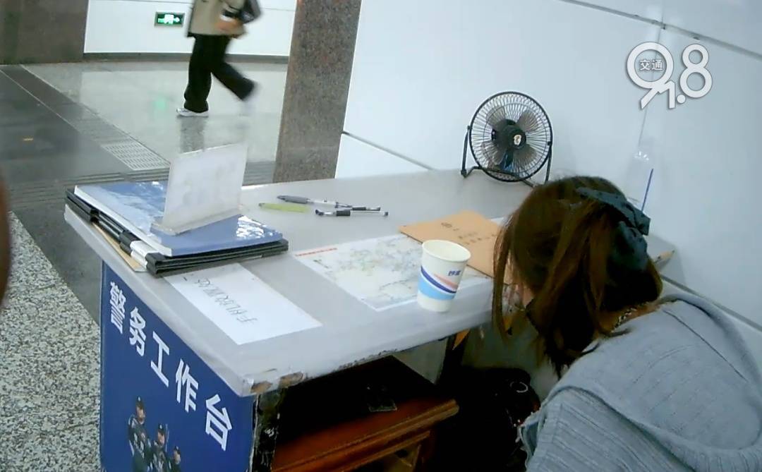 杭州地铁内<strong></p>
<p>zak币虚拟币</strong>,女乘客突然崩溃大哭!紧接着……这一幕被拍下