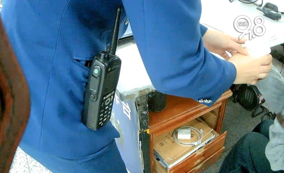 杭州地铁内<strong></p>
<p>zak币虚拟币</strong>,女乘客突然崩溃大哭!紧接着……这一幕被拍下