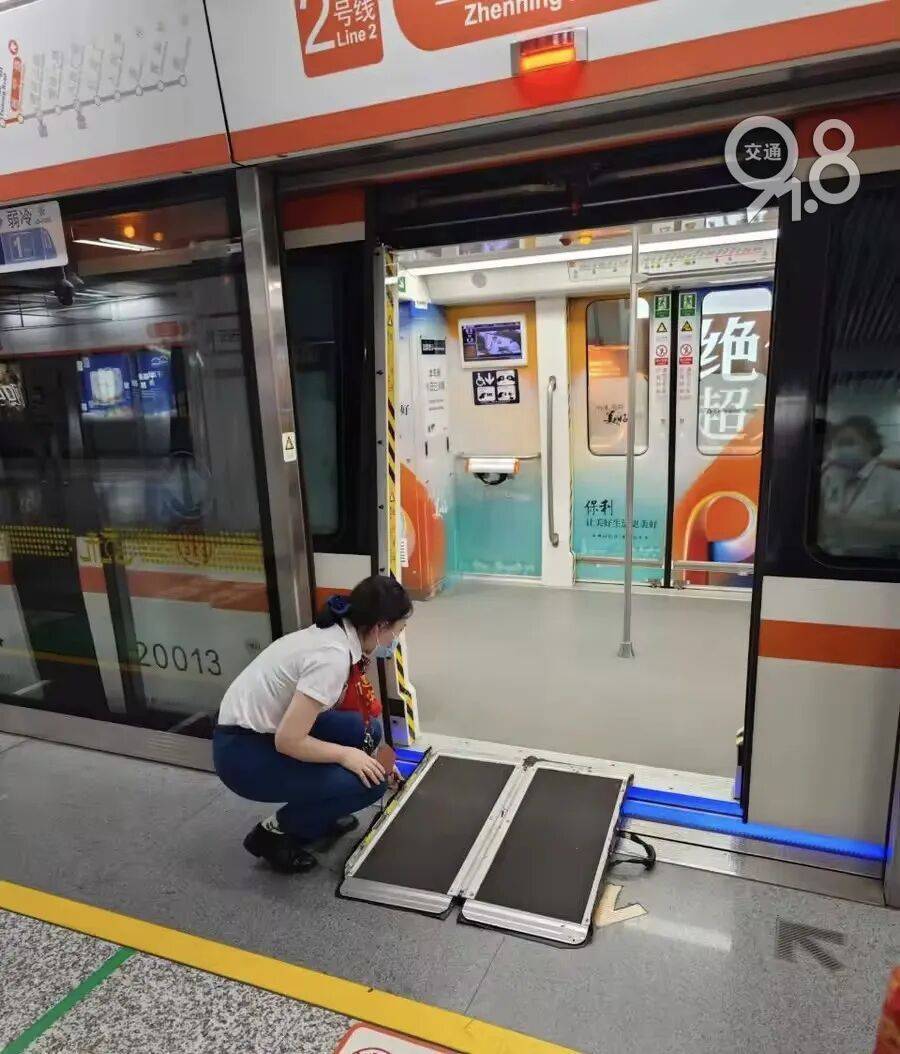 杭州地铁内<strong></p>
<p>zak币虚拟币</strong>,女乘客突然崩溃大哭!紧接着……这一幕被拍下
