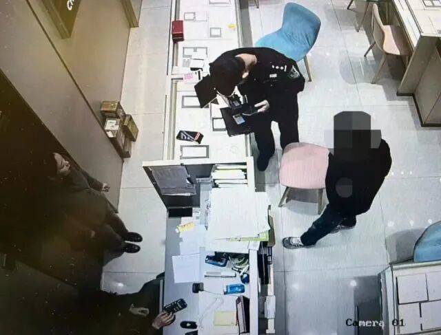 股市套现170万元后<strong></p>
<p>台湾</strong>,杭州男子豪购300克金条!老板当场报警……