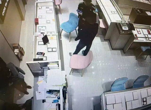 股市套现170万元后<strong></p>
<p>台湾</strong>,杭州男子豪购300克金条!老板当场报警……