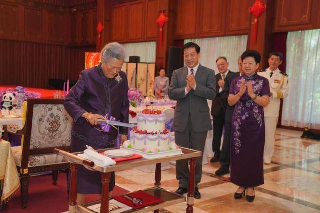 连续有两位国王访华<strong></p>
<p>台湾</strong>,其中一位是建交以来首访,证明了什么?