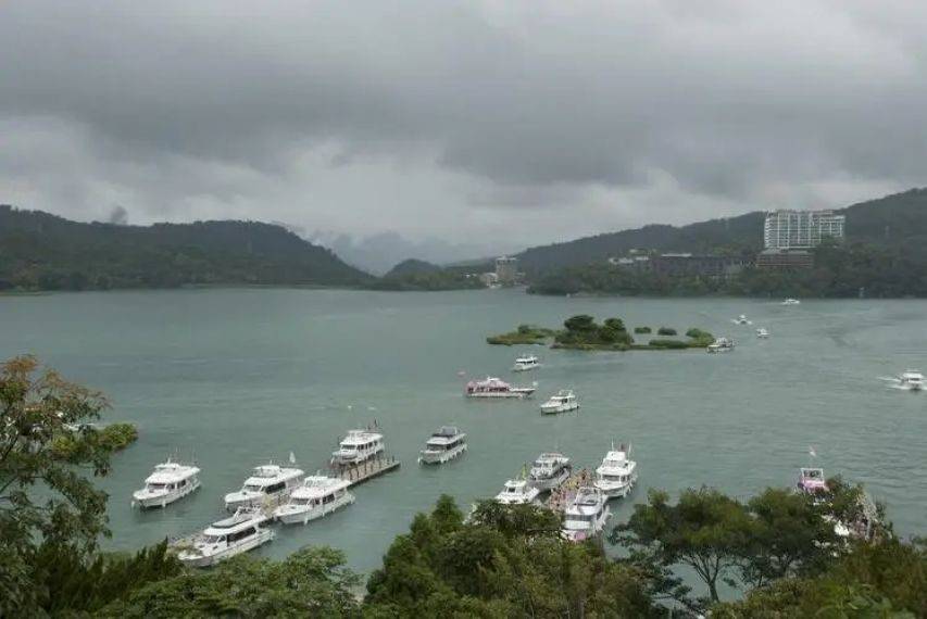 两岸统一众望所归!台湾岛内掀起入党潮<strong></p>
<p>台湾</strong>,869人加入国民党,洪秀柱出面促统,果然没让大陆失望!