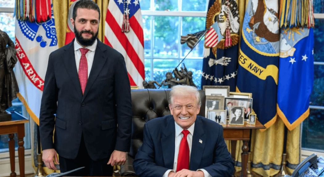 朱拉尼在合照中站得笔直<strong></p>
<p>虚拟币母币字币值钱吗</strong>，特朗普把人叫来白宫，却连正门都不让走